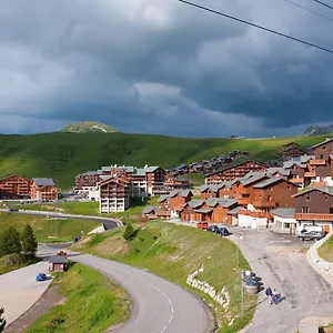 https://madame-vacances-les-chalets-des-alpages-la-plagne.hotels-rhonealpes.com